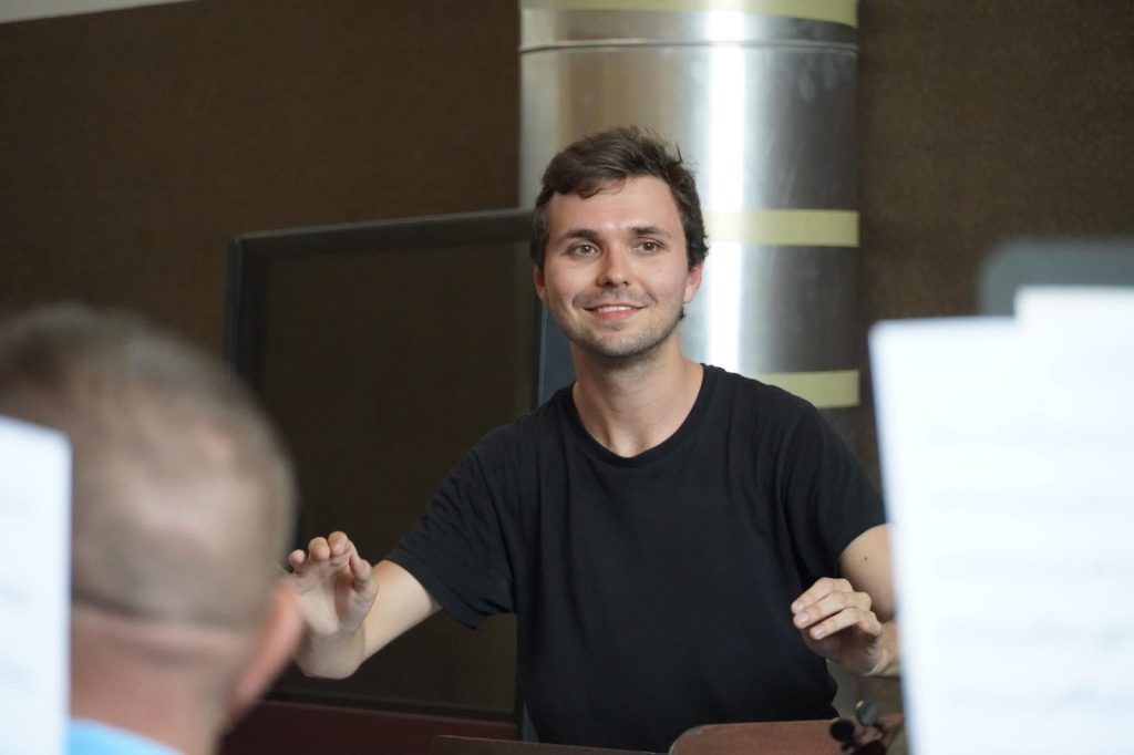 Henrique Constância and the orchestra in a practice session
